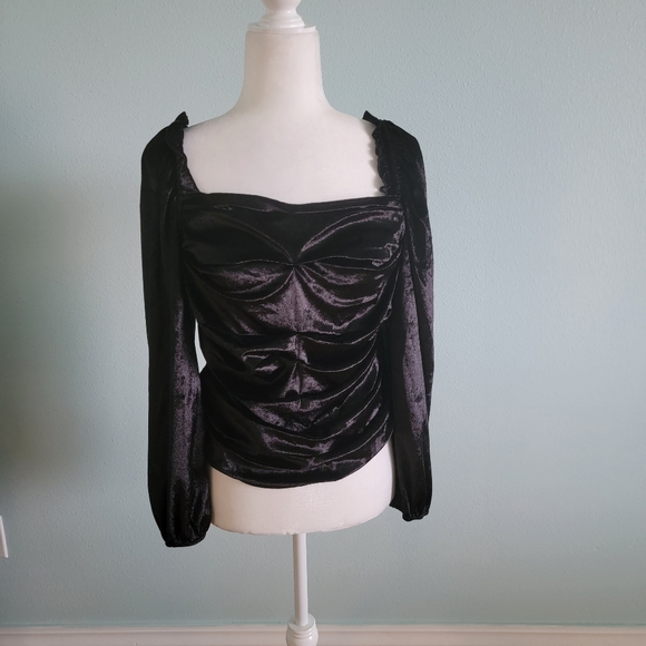 ‼️SOLD‼️Black Velvet Crop Top - Picture 2 of 5